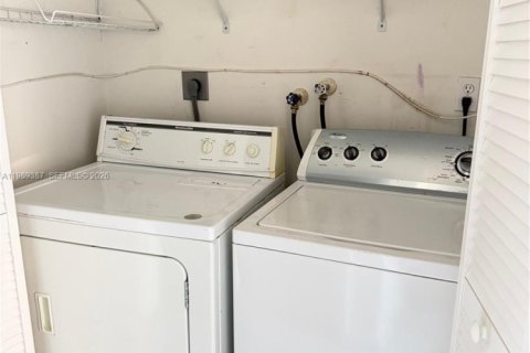 Touwnhouse à louer à Miami, Floride: 2 chambres, 112.41 m2 № 2051508 - photo 11