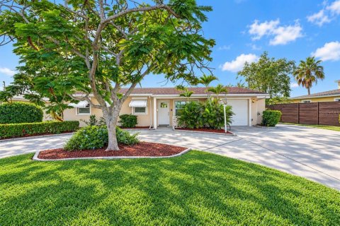 Villa ou maison à Saint Petersburg, Floride 3 chambres, 129.32 m2 № 2416970