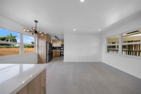 Снять в аренду квартиру в Форт-Лодердейл, Флорида 2 спальни, 431.9м2, № 1990689 - фото 4