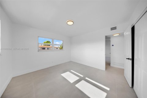 Снять в аренду квартиру в Форт-Лодердейл, Флорида 2 спальни, 431.9м2, № 1990689 - фото 13