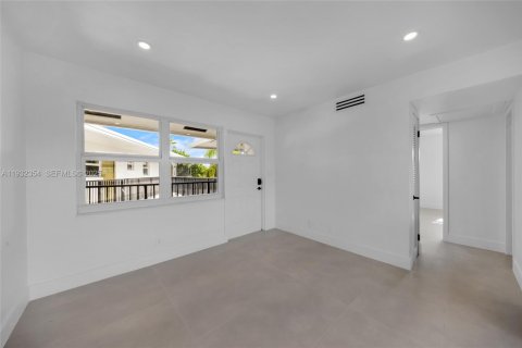 Снять в аренду квартиру в Форт-Лодердейл, Флорида 2 спальни, 431.9м2, № 1990689 - фото 8