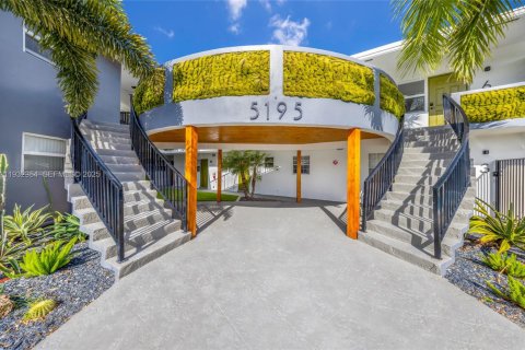 Снять в аренду квартиру в Форт-Лодердейл, Флорида 2 спальни, 431.9м2, № 1990689 - фото 15