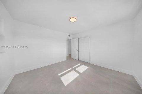 Снять в аренду квартиру в Форт-Лодердейл, Флорида 2 спальни, 431.9м2, № 1990689 - фото 12