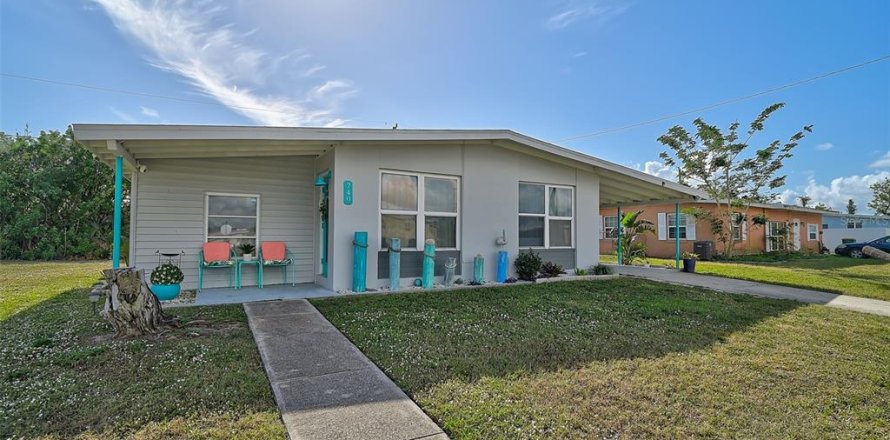 House in Port Charlotte, Florida 3 bedrooms, 81.2 sq.m. № 1788261