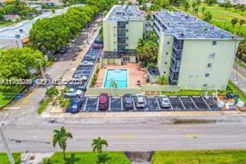 Condo in Hollywood, Florida, 2 bedrooms  № 1993337 - photo 1