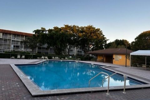 Copropriété à vendre à Pembroke Pines, Floride: 2 chambres, 88.54 m2 № 2088845 - photo 16