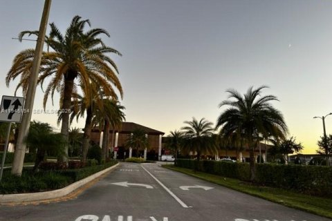 Copropriété à vendre à Pembroke Pines, Floride: 2 chambres, 88.54 m2 № 2088845 - photo 19