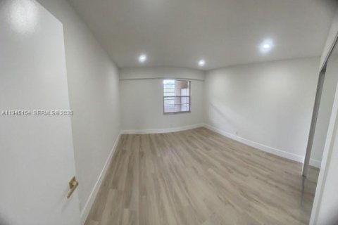 Copropriété à vendre à Pembroke Pines, Floride: 2 chambres, 88.54 m2 № 2088845 - photo 6