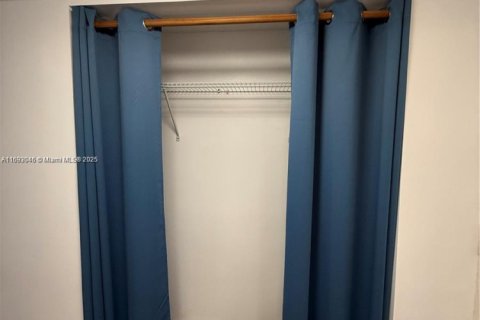 Casa en alquiler en Hollywood, Florida, 9767.74 m2 № 2012327 - foto 9