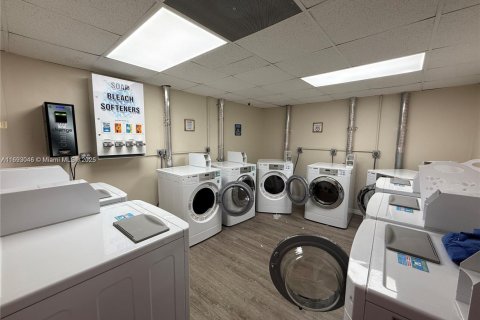 Casa en alquiler en Hollywood, Florida, 9767.74 m2 № 2012327 - foto 10