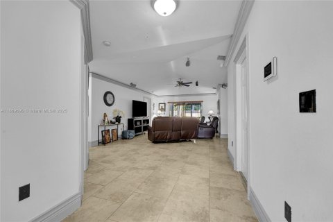 House in Coconut Creek, Florida 3 bedrooms, 133.97 sq.m. № 1922973 - photo 4