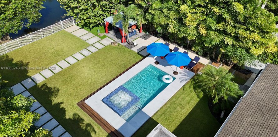 Дом в Майами, Флорида 3 спальни, 152.36м2 № 1958028