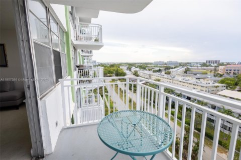 Condo in North Miami, Florida, 1 bedroom  № 1964130 - photo 4