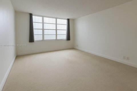 Condo in North Miami, Florida, 1 bedroom  № 1964130 - photo 2