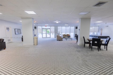 Condo in North Miami, Florida, 1 bedroom  № 1964130 - photo 12