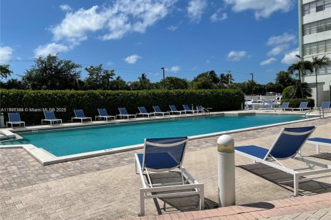 Condo in North Miami, Florida, 1 bedroom  № 1964130 - photo 6