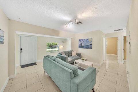 House in Pompano Beach, Florida 4 bedrooms, 102.56 sq.m. № 2081938 - photo 6