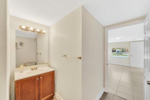 House in Pompano Beach, Florida 4 bedrooms, 102.56 sq.m. № 2081938 - photo 15