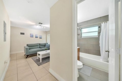 House in Pompano Beach, Florida 4 bedrooms, 102.56 sq.m. № 2081938 - photo 20
