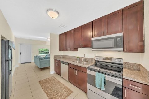 House in Pompano Beach, Florida 4 bedrooms, 102.56 sq.m. № 2081938 - photo 9