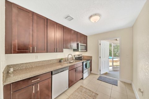 House in Pompano Beach, Florida 4 bedrooms, 102.56 sq.m. № 2081938 - photo 10