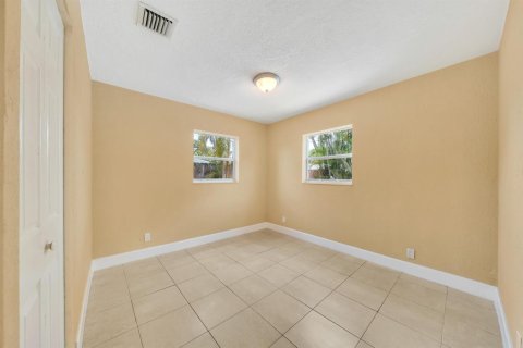 House in Pompano Beach, Florida 4 bedrooms, 102.56 sq.m. № 2081938 - photo 25