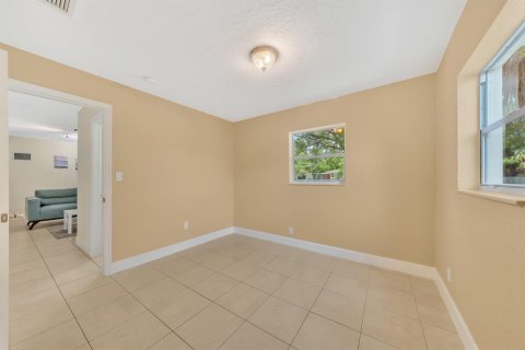 House in Pompano Beach, Florida 4 bedrooms, 102.56 sq.m. № 2081938 - photo 17