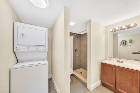 House in Pompano Beach, Florida 4 bedrooms, 102.56 sq.m. № 2081938 - photo 16
