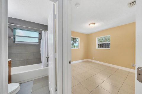 House in Pompano Beach, Florida 4 bedrooms, 102.56 sq.m. № 2081938 - photo 26