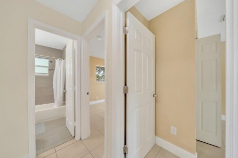 House in Pompano Beach, Florida 4 bedrooms, 102.56 sq.m. № 2081938 - photo 24