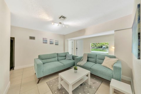 House in Pompano Beach, Florida 4 bedrooms, 102.56 sq.m. № 2081938 - photo 5