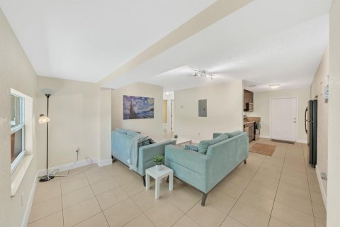 House in Pompano Beach, Florida 4 bedrooms, 102.56 sq.m. № 2081938 - photo 8