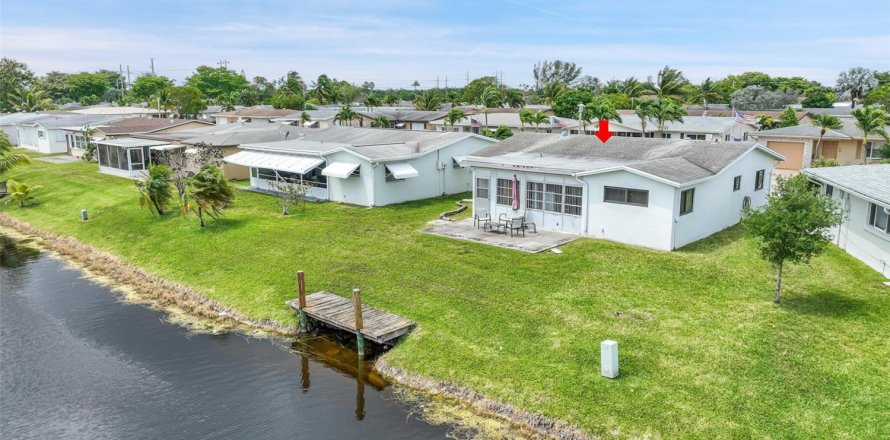 House in Margate, Florida 2 bedrooms, 108.23 sq.m. № 1118993