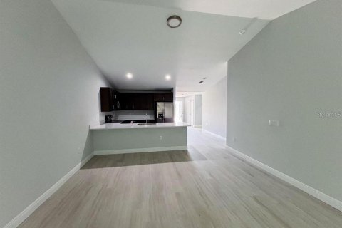 Immobilier commercial à vendre à Port Charlotte, Floride: 12 chambres, 257.15 m2 № 2403105 - photo 3