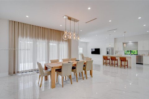 Купить виллу или дом в Майами, Флорида 3 спальни, 225.47м2, № 2079808 - фото 16