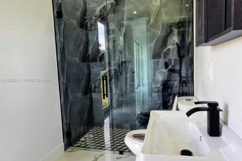 House in Lehigh Acres, Florida 3 bedrooms № 2066763 - photo 5