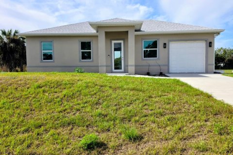 House in Lehigh Acres, Florida 3 bedrooms № 2066763 - photo 1