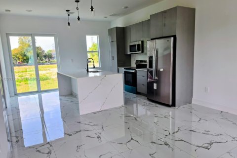 House in Lehigh Acres, Florida 3 bedrooms № 2066763 - photo 2