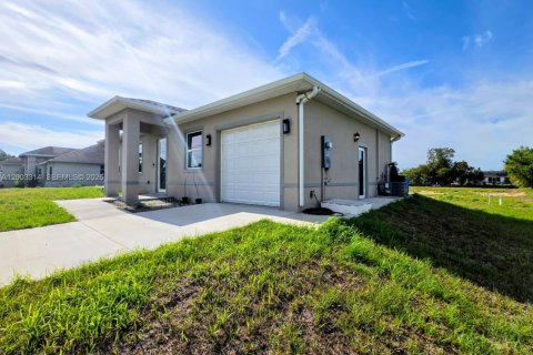 House in Lehigh Acres, Florida 3 bedrooms № 2066763 - photo 8