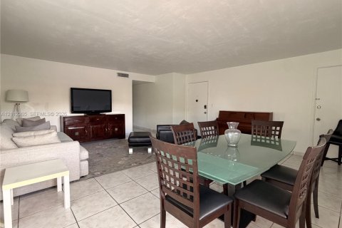 Copropriété à louer à North Miami, Floride: 2 chambres, 136.01 m2 № 2431290 - photo 6