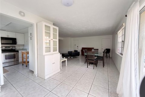 Copropriété à louer à North Miami, Floride: 2 chambres, 136.01 m2 № 2431290 - photo 5