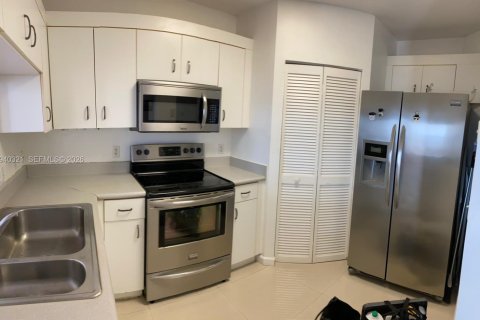 Condo in Miami, Florida, 1 bedroom  № 2003415 - photo 6