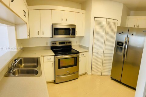 Condo in Miami, Florida, 1 bedroom  № 2003415 - photo 5