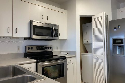 Condo in Miami, Florida, 1 bedroom  № 2003415 - photo 7