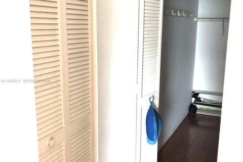 Condo in Miami, Florida, 1 bedroom  № 2003415 - photo 10