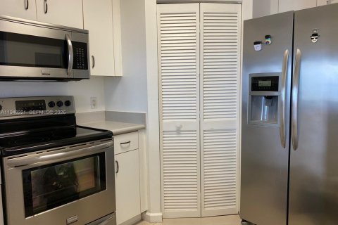 Condo in Miami, Florida, 1 bedroom  № 2003415 - photo 8