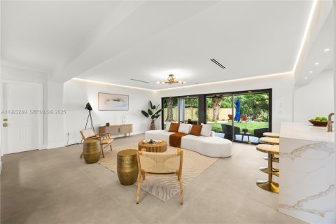 House in Miami, Florida 3 bedrooms, 196.21 sq.m. № 1976948 - photo 12