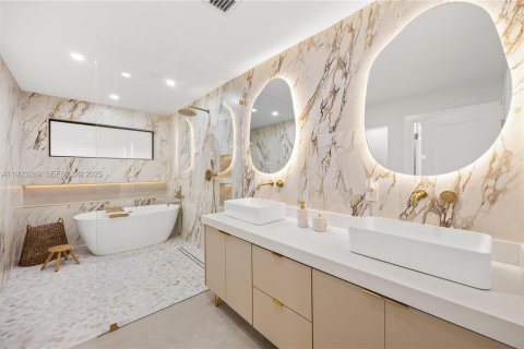 House in Miami, Florida 3 bedrooms, 196.21 sq.m. № 1976948 - photo 27