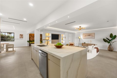 House in Miami, Florida 3 bedrooms, 196.21 sq.m. № 1976948 - photo 17