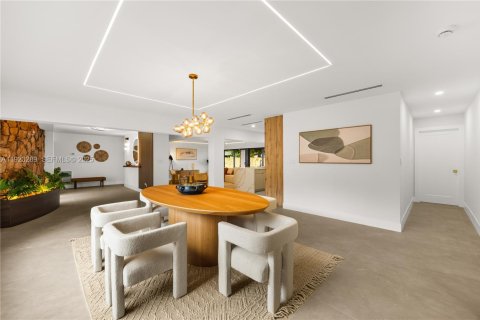 House in Miami, Florida 3 bedrooms, 196.21 sq.m. № 1976948 - photo 19